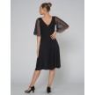 Zwarte ballroomjurk met lage rug en transparante tule mouwen, ideaal voor elegante dansbewegingen.