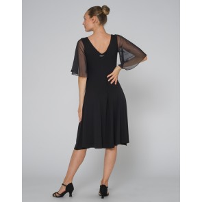 Zwarte ballroomjurk met lage rug en transparante tule mouwen, ideaal voor elegante dansbewegingen.