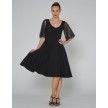Zwarte ballroomjurk met zwierige rok en tule mouwen, perfect voor dansen.
