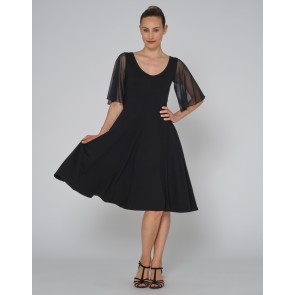 Zwarte ballroomjurk met zwierige rok en tule mouwen, perfect voor dansen.