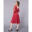 Rode ballroomjurk met lage rug en transparante tule mouwen, ideaal voor elegante dansbewegingen.