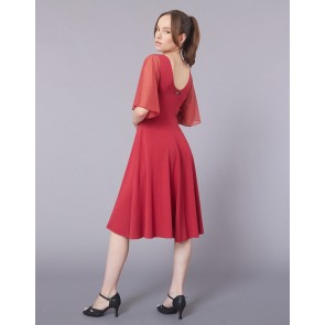 Rode ballroomjurk met lage rug en transparante tule mouwen, ideaal voor elegante dansbewegingen.