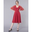 Rode ballroomjurk met zwierige rok en tule mouwen, perfect voor dansen.