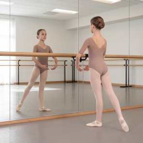 Girl_ballerina_practices_in_mirrors