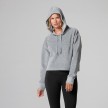 half lange grijze sweater met capuchon en aantrekkoord van ToeSox en Tavi Noir voor barre lessen en sport