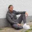 Donnay Heren Joggingbroek Jack donkergrijs model zit